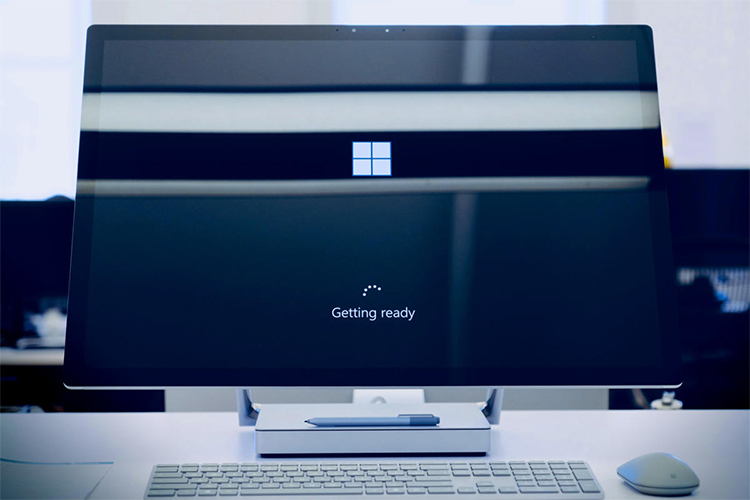 A computer screen showing the windows logo and the words Getting ready and 5 dots from the loading circle. 