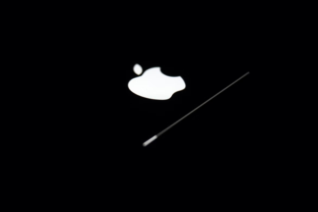 Image showing the Apple logo with a loading bar underneath.