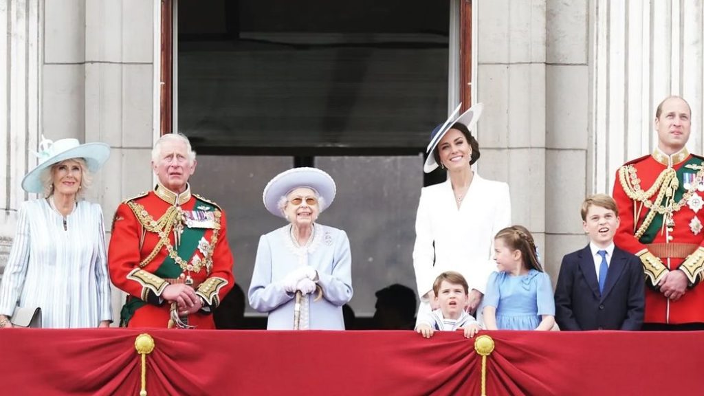 The royal family of Windsor on the balcony at Buckingham Palace.
