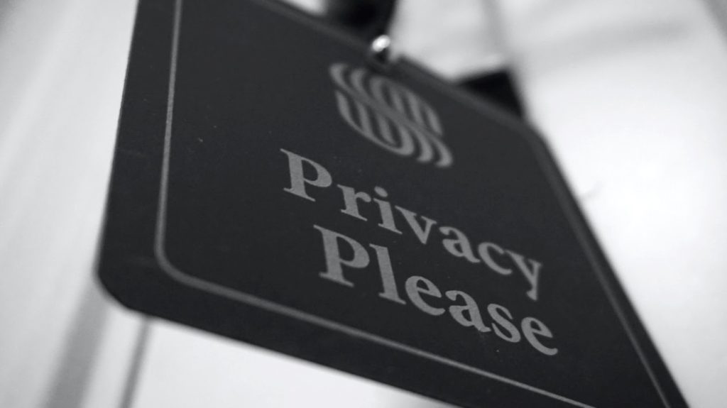 A graphic image of a sign that says "privacy please".
